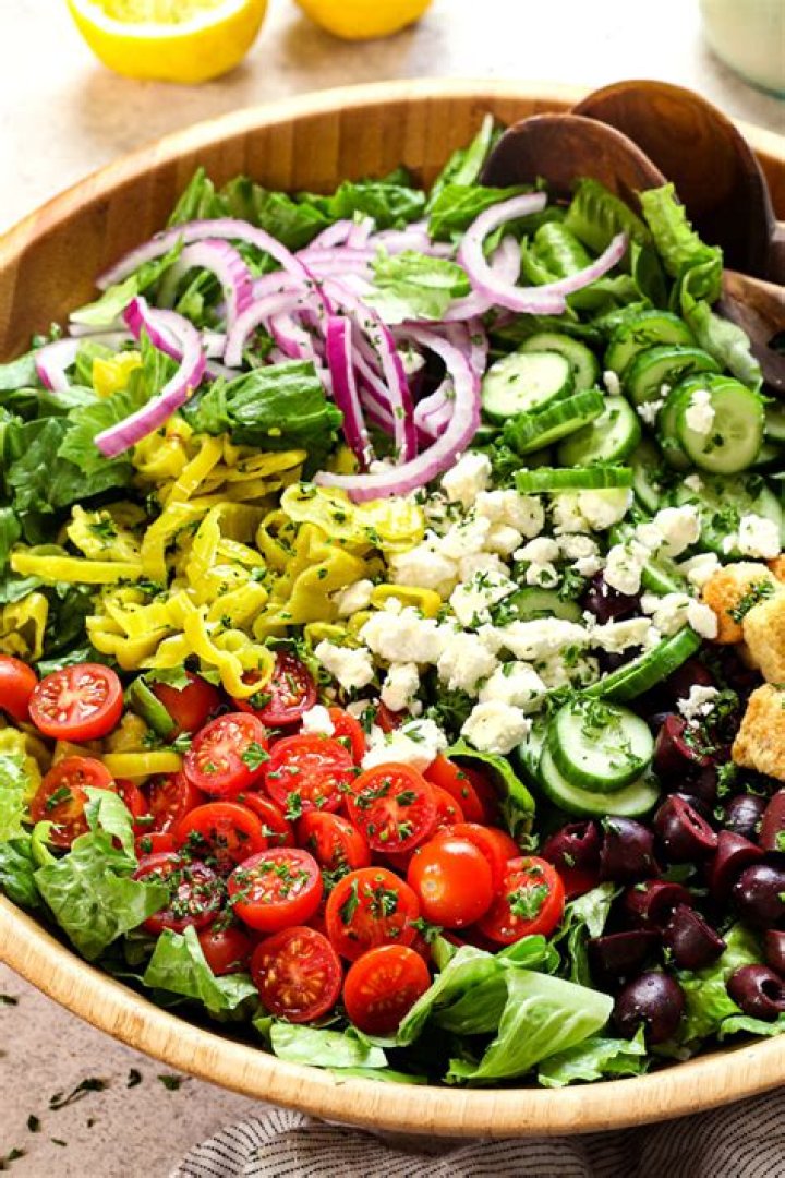 How to make a Mediterranean Salad in Disney Dreamlight Valley.